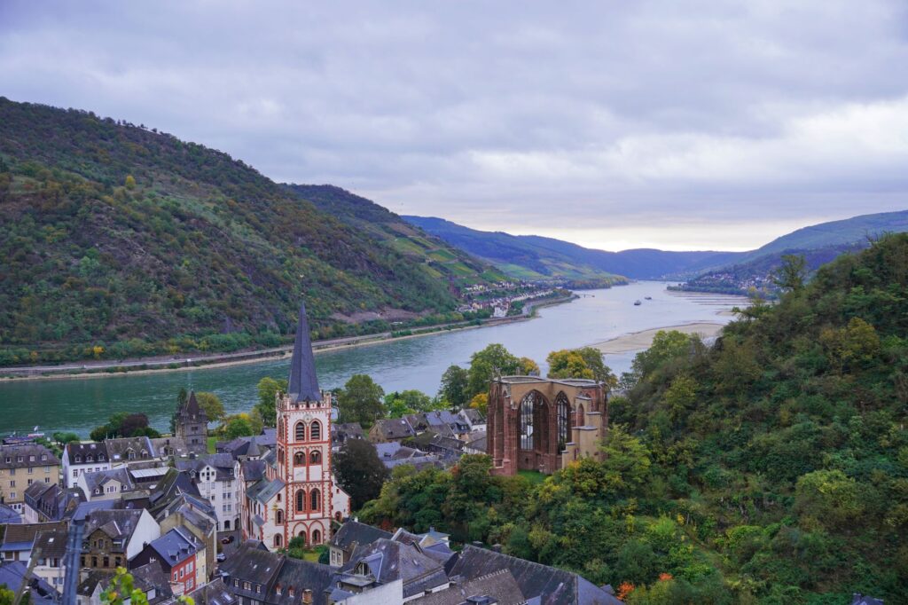 El Ferrocarril del Rin Romántico: Ingeniería de valles, logística fluvial y la conectividad ferroviaria entre Maguncia y Colonia