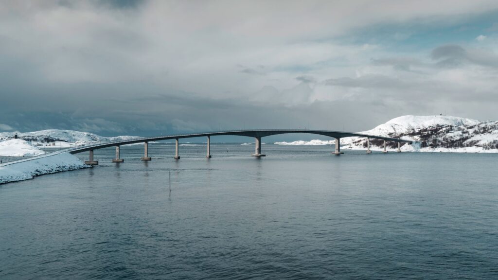 El latido meridional del archipiélago de las Lofoten: Ingeniería de puentes, pasos de mar y la conectividad insular noruega