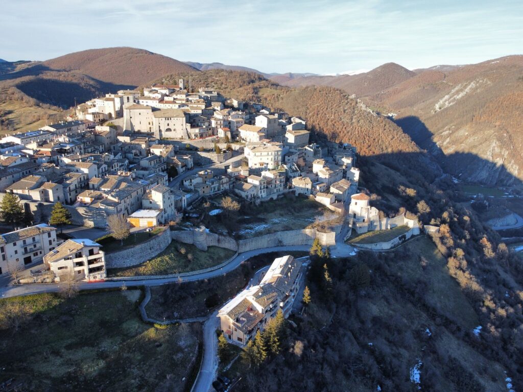 Los raíles de Abruzos: el renacimiento ferroviario que conecta Austria y Estados Unidos con el secreto mejor guardado de Atri