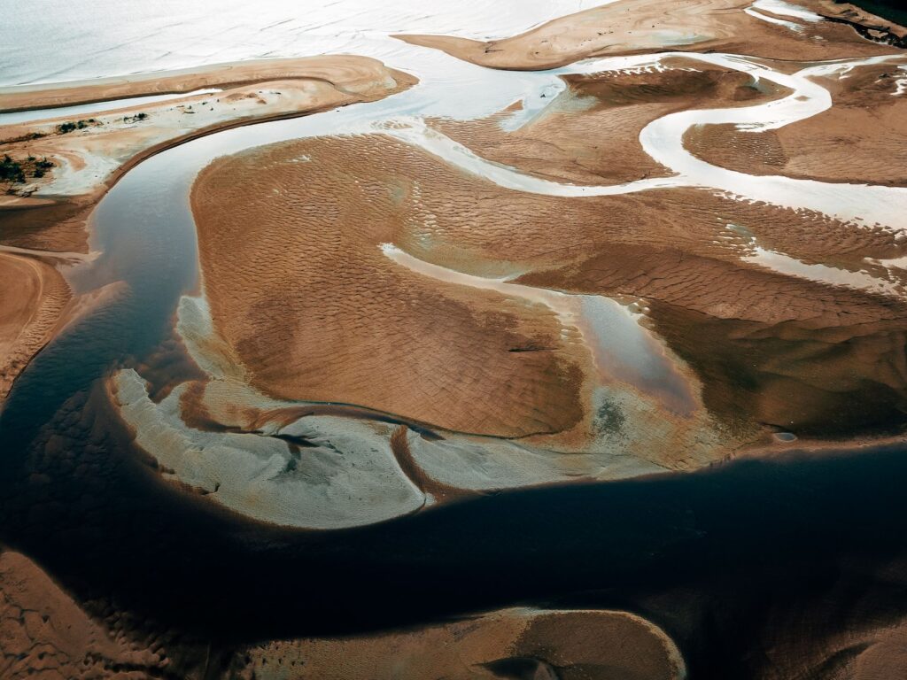 El laberinto intermodal del delta del río Volta: Barcazas de madera, canoas de pescadores y la frágil conectividad de las islas fluviales de Ada