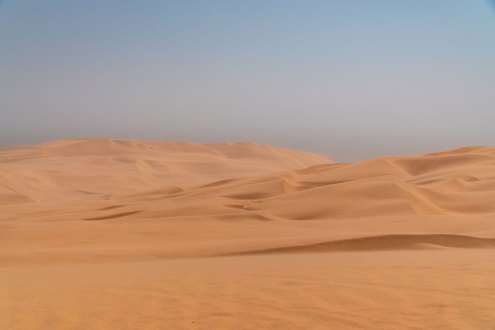 ¿Cómo se domestica el acero sobre las dunas móviles del Namib? La ingeniería del desierto y la logística del corredor de Walvis Bay