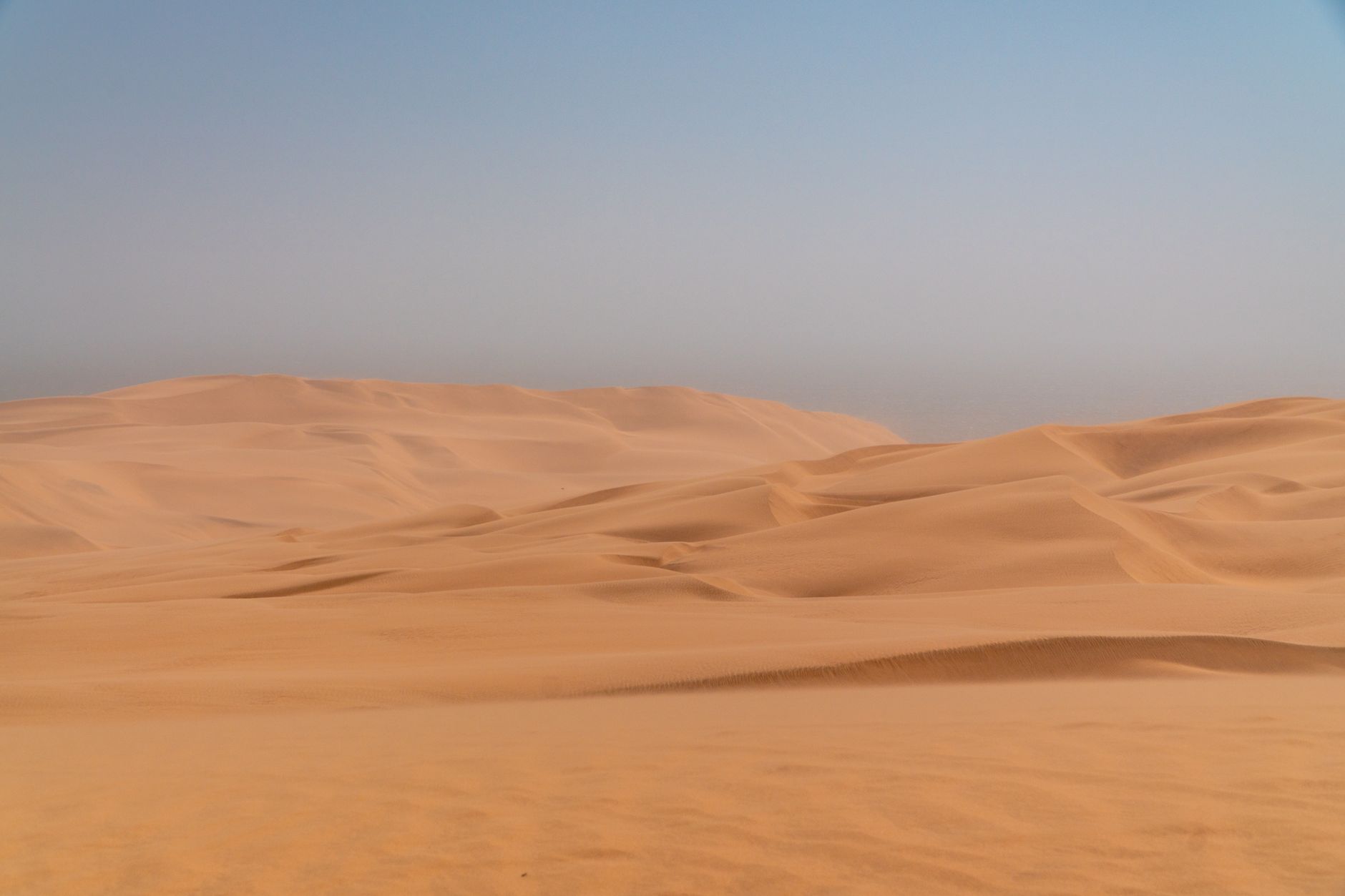 ¿Cómo se domestica el acero sobre las dunas móviles del Namib? La ingeniería del desierto y la logística del corredor de Walvis Bay