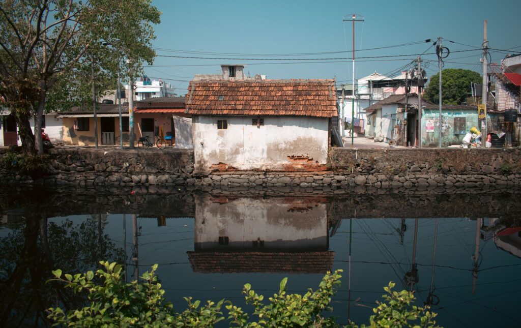 El Expreso de los Altares Fluyentes: Ingeniería fluvial, logística deltaica y la conectividad náutica histórica hacia el corazón de Kerala