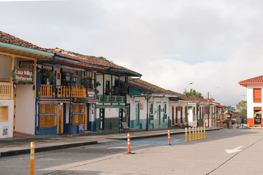 La Ruta del Café de Colombia: Guía de Conectividad, Vuelos y Logística Ferroviaria y Terrestre para el Viajero Global
