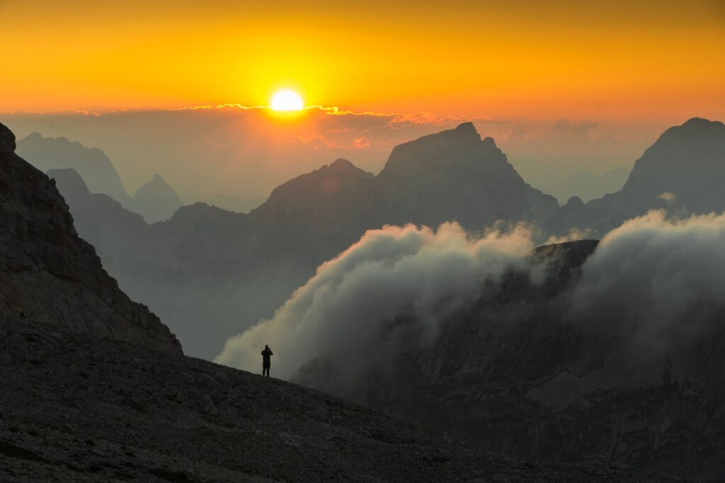 El pentagrama de basalto: Arquitectura, silencio y los talleres de organería en los valles altos de los Alpes Julianos