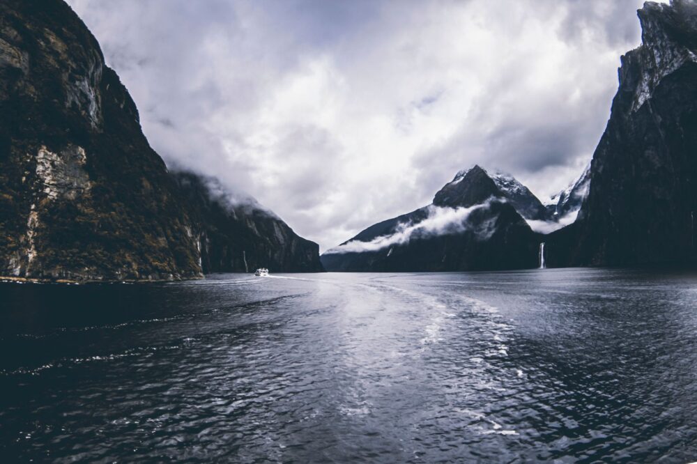 El latido intermodal de la región de los fiordos de Milford Sound: Barcos de travesía, carreteras de desfiladero y la frágil conectividad de la costa meridional de Nueva Zelanda