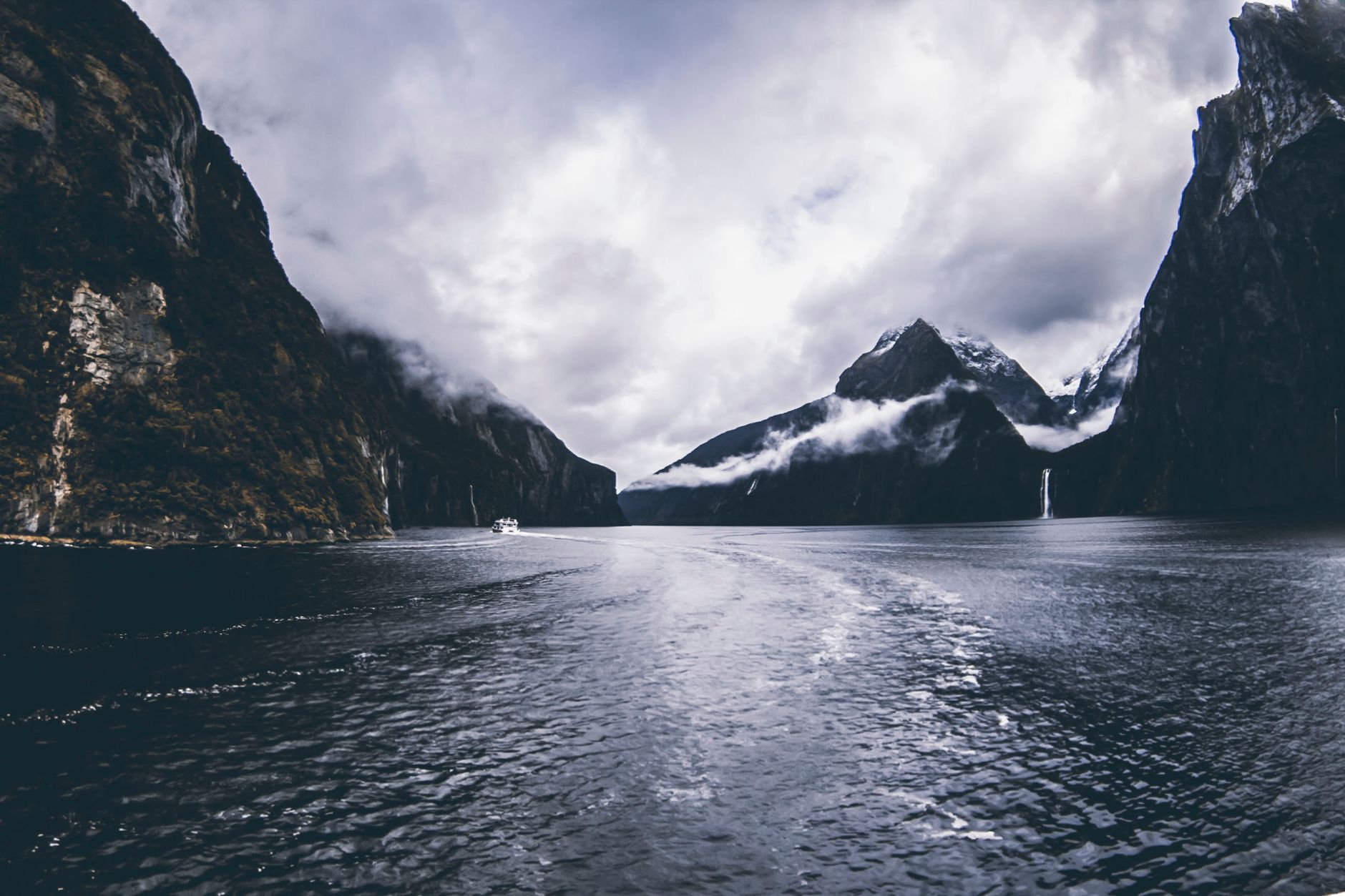 El latido intermodal de la región de los fiordos de Milford Sound: Barcos de travesía, carreteras de desfiladero y la frágil conectividad de la costa meridional de Nueva Zelanda
