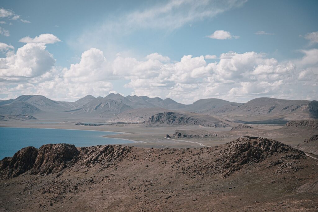 El Ferrocarril Trans-Himalayo: Ingeniería de abismos, logística de alta montaña y conectividad ferroviaria histórica entre Lhasa y Shigatse
