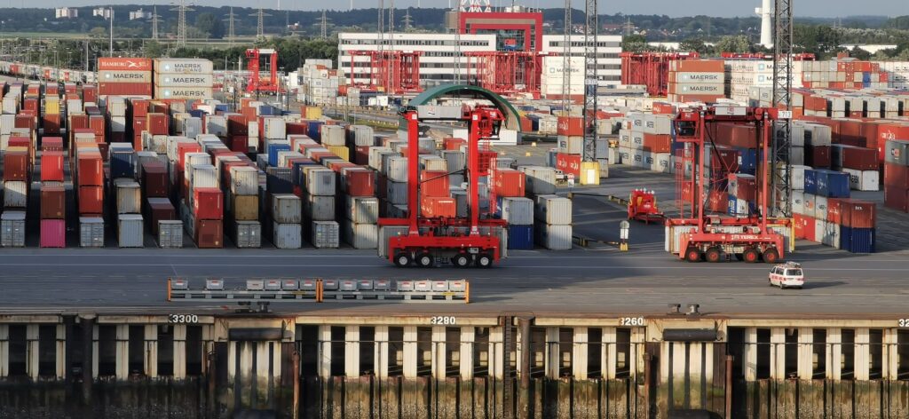 El Pulso Fluvial del Rin: Navegación, Logística e Infraestructura en el Eje Arterial de Europa