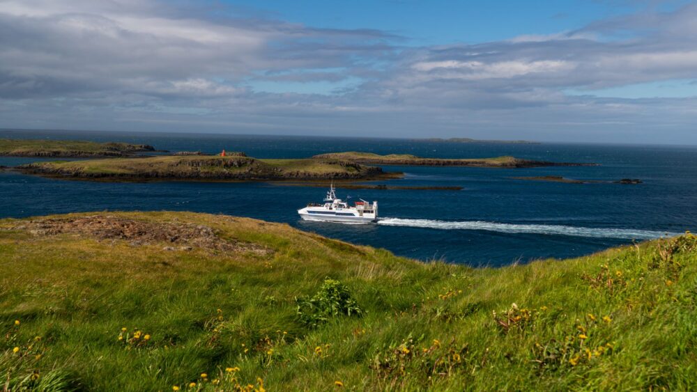 El laberinto intermodal del archipiélago de las islas Shetland: transbordadores de marea, pistas de turba y la frágil conectividad de un confín boreal