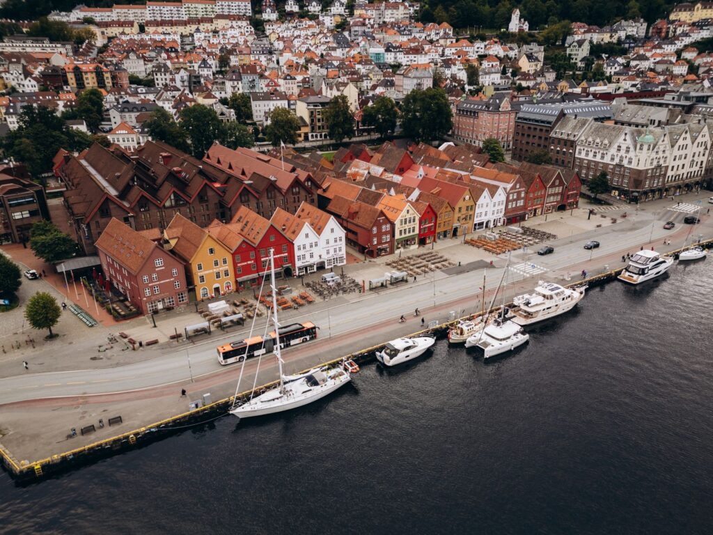La Ruta del Expreso de losFiordos: Crónica de la Conexión Marítima entre Bergen y Kirkenes a Bordo del Hurtigruten