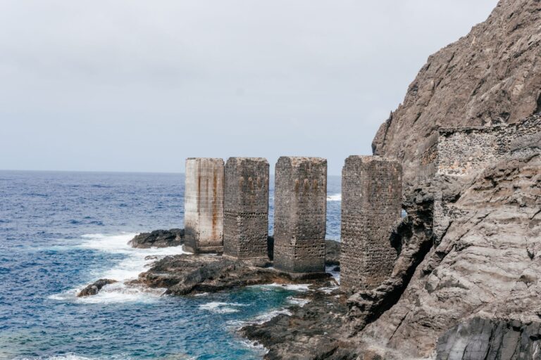 El laberinto de piedra y vapor: La odisea logística y humana de la red ferroviaria de la Isla de Man