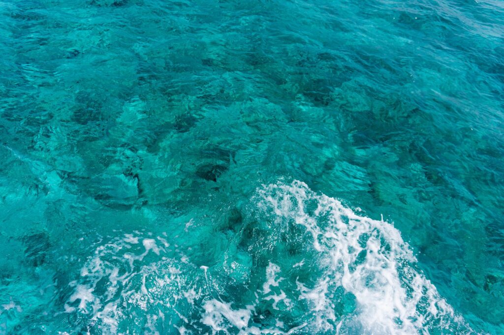El laberinto intermodal del archipiélago de San Blas: cayos de coral, piraguas de madera y la frágil conectividad de un santuario caribeño