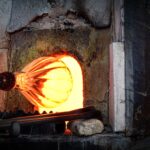 El latido del vidrio soplado: caña, crisol y memoria en los hornos de Murano