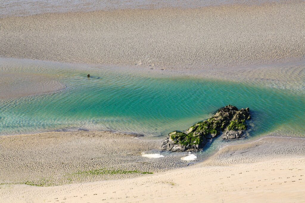 El laberinto de las mareas atlánticas: cómo el transporte anfibio y la movilidad eléctrica transforman la Bretaña costera