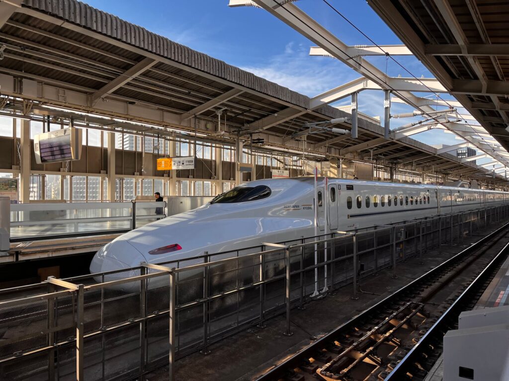 El Shinkansen y la red ferroviaria de alta velocidad de Japón: Ingeniería, puntualidad y conectividad turística
