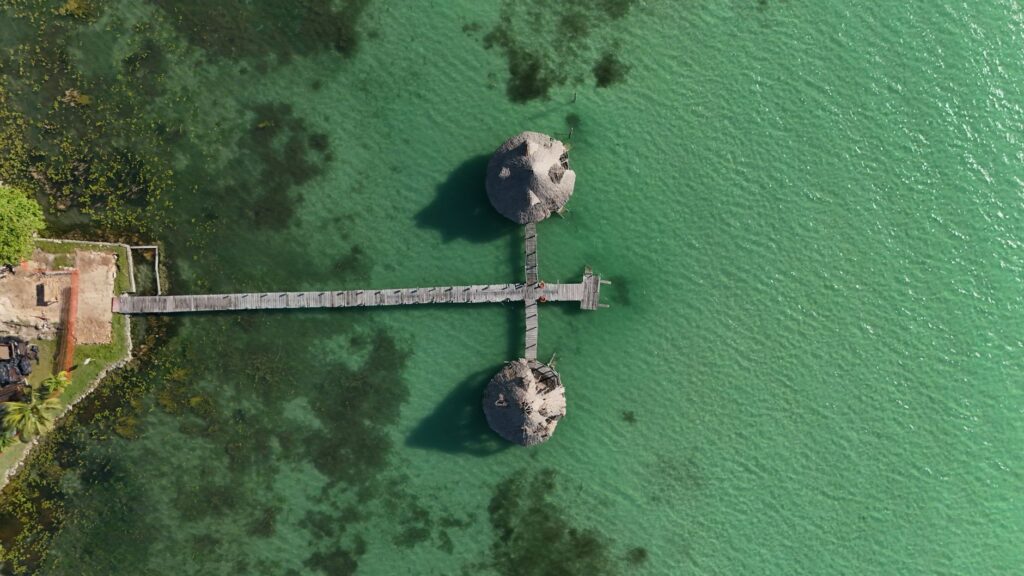 El laberinto intermodal del archipiélago de las islas de la Lealtad: veleros de carga, atolones de coral y la frágil conectividad de un santuario melanesio