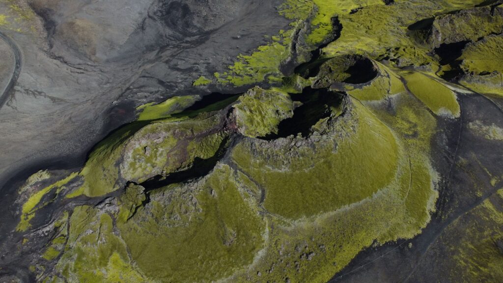 El laberinto ferroviario de las tierras altas de Islandia: locomotoras térmicas, desfiladeros de basalto y la frágil conectividad de la meseta interior