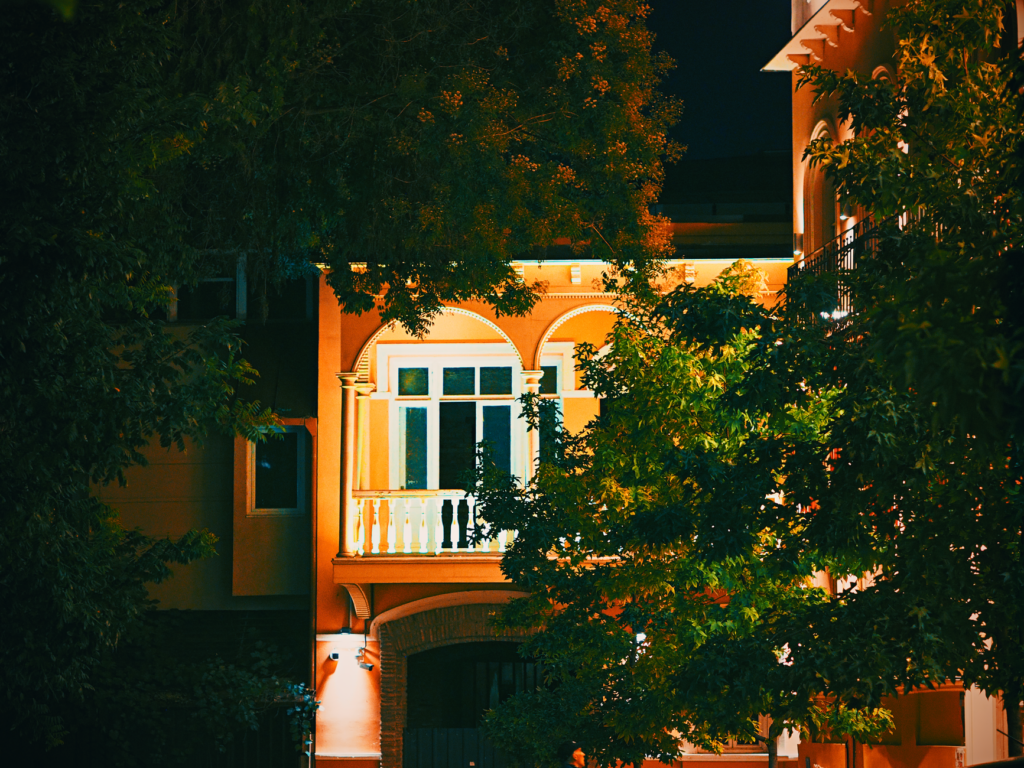 La noche AD100 convierte Casa Vicens en un manifiesto efímero de diseño contemporáneo