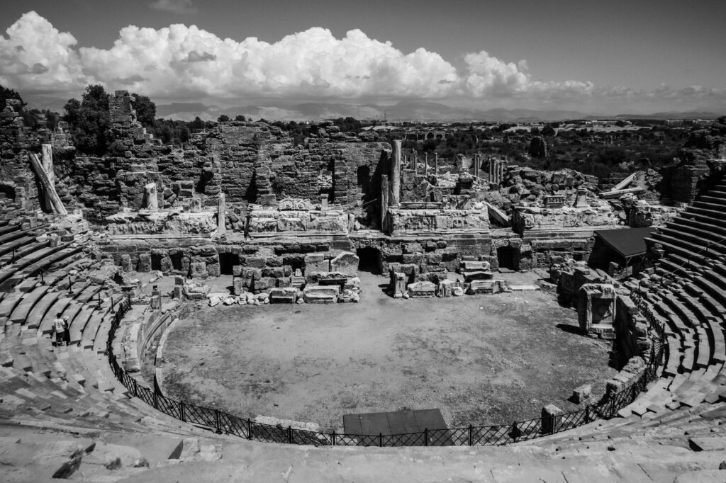 El silencio milenario de los manantiales de Pamukkale: hidroterapia travertina y arquitectura clásica en las terrazas de Anatolia