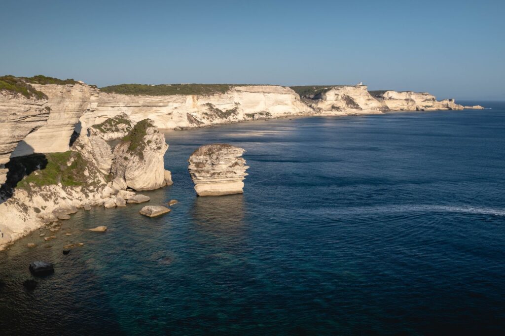 El latido meridional del archipiélago de las Bocas de Bonifacio: Barcazas de estrecho, muelles de piedra y la conectividad anfibia del sur de Córcega
