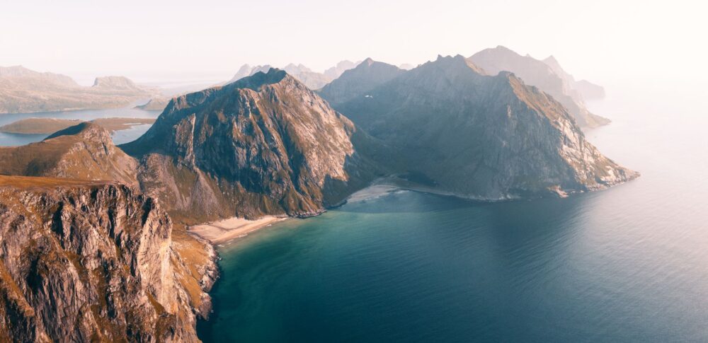 Navegación en el archipiélago de Lofoten: Guía marítima y travesía entre fiordos árticos