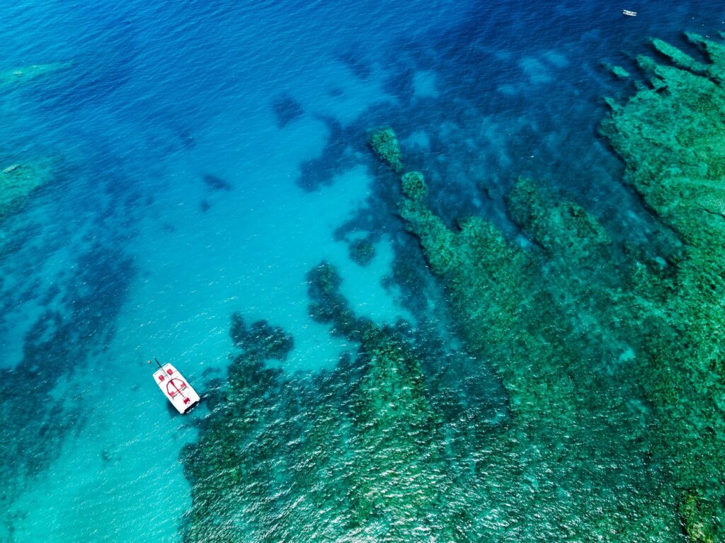 El laberinto intermodal del archipiélago de las islas Vanuatu: canoas de balancín, pistas de coral y la frágil conectividad de un confín melanesio