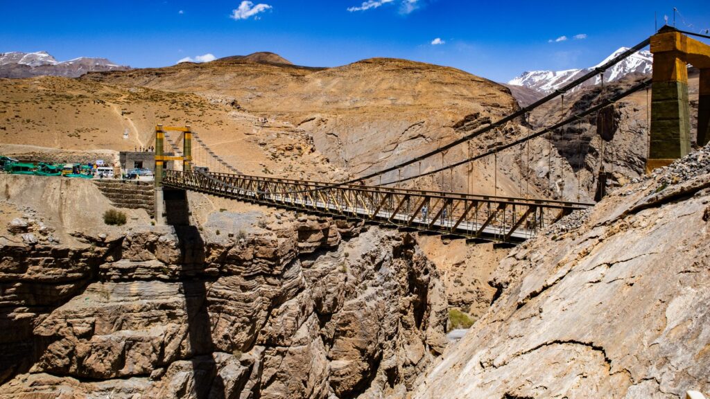 El laberinto vertical de Guizhou: ingeniería de puentes y la conectividad invisible en los desfiladeros kársticos de China