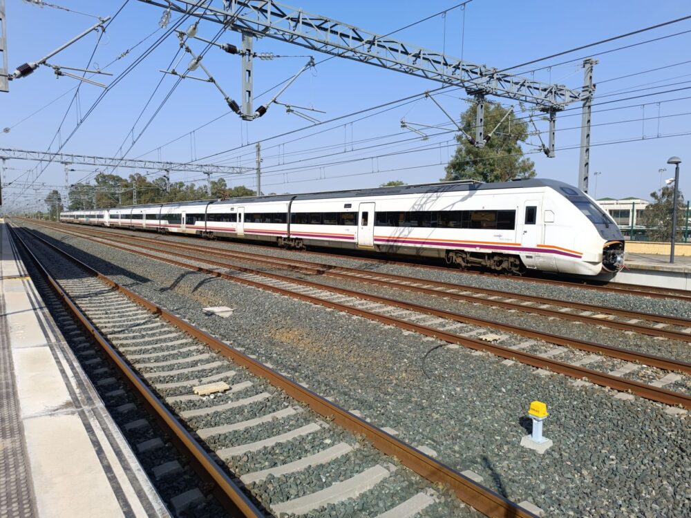 El latido del Transcantábrico: ingeniería, vía métrica y la travesía ferroviaria por la cornisa verde de España