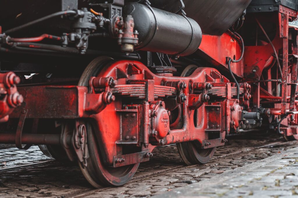 El laberinto de piedra y vapor: La odisea logística y humana de la red ferroviaria de la Isla de Man