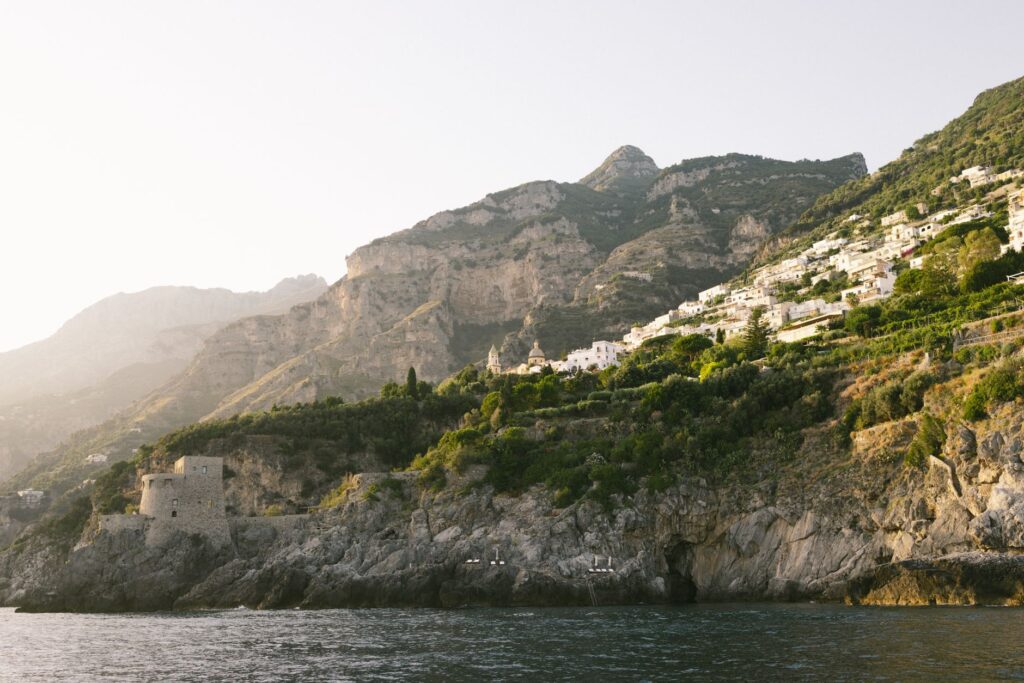 El latido del papel artesanal: tina, fibra y memoria en los obradores de Amalfi