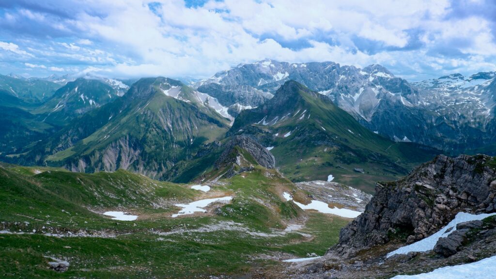 Conectividad alpina y digital: La guía definitiva para entender por qué una eSIM es indispensable en las montañas de Italia