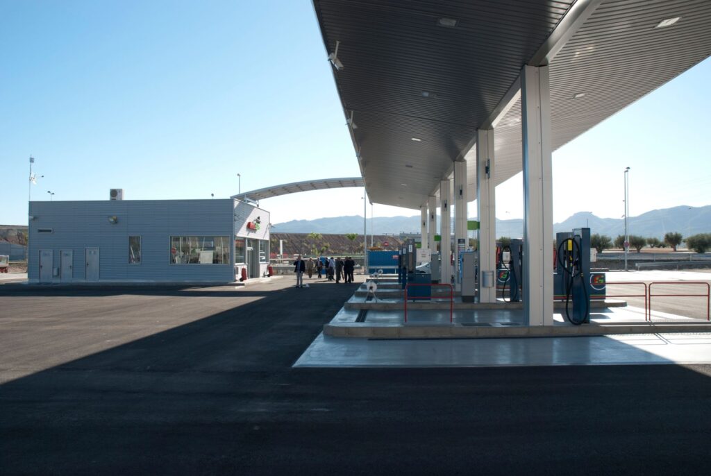El latido intermodal de la Autopista Trans-Emiratos: Ingeniería viaria, logística inteligente y conectividad en el desierto de Rub al-Jali