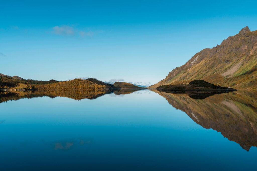El refugio de la bruma interior: la alquimia del bienestar mental y el aislamiento consciente en las islas Lofoten