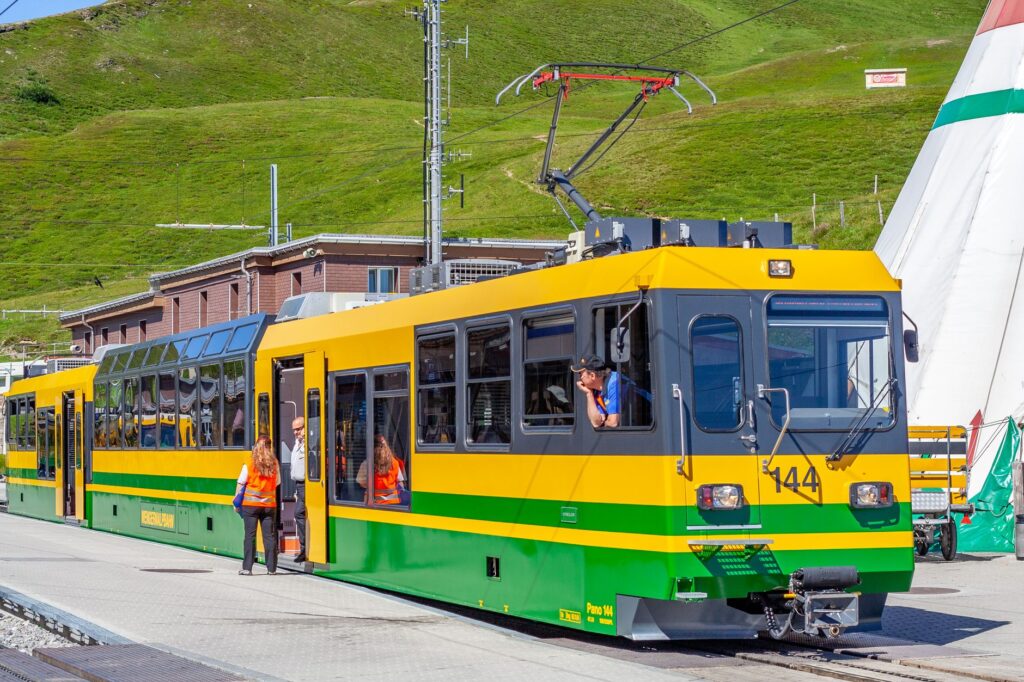 El latido secreto del ferrocarril de la Rhaetian: ingeniería alpina y el pulso helado entre viaductos y desfiladeros