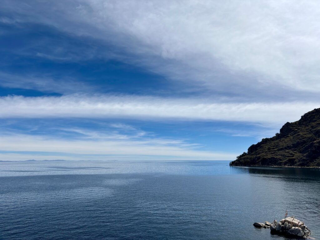 El laberinto intermodal del archipiélago de las islas de la Luna: barcazas lacustres, muelles de piedra volcánica y la frágil conectividad de un santuario andino