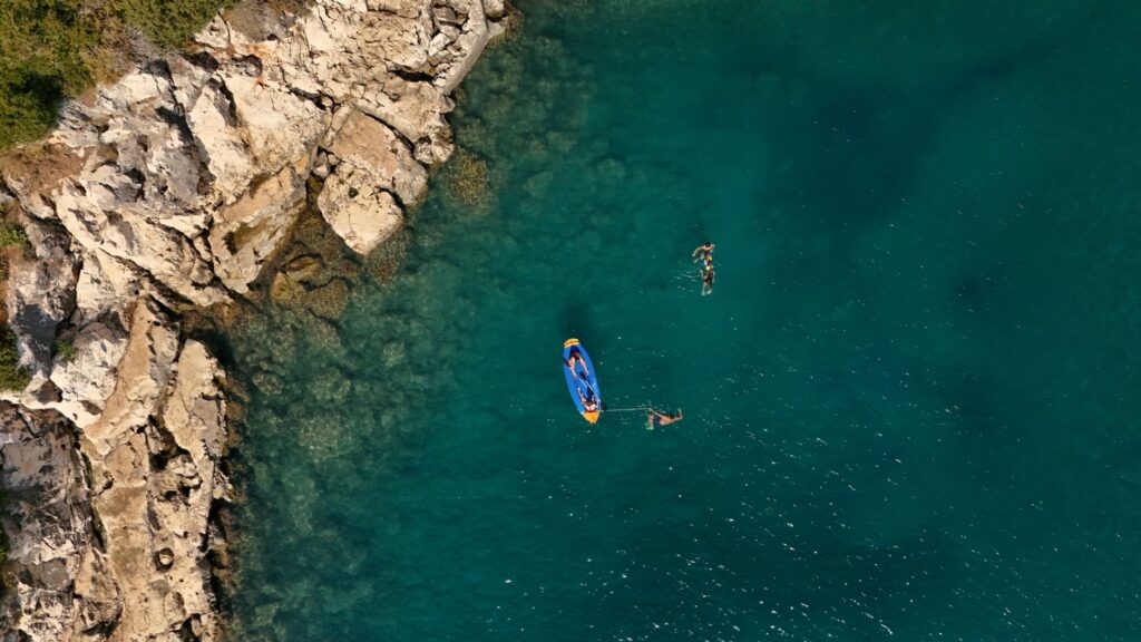 La Travesía del Archipiélago de las Kornati en Kayak de Mar: Guía de Expedición y Navegación por el Laberinto de Piedra del Adriático