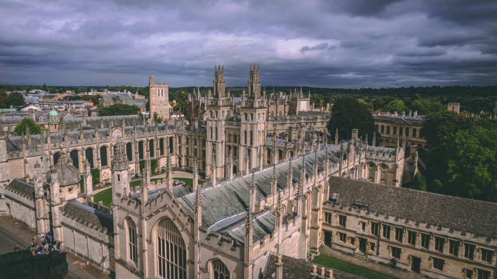 El Renacimiento de la Encuadernación en Pergamino: Vitela, Tinta y Memoria en los Talleres de Oxford