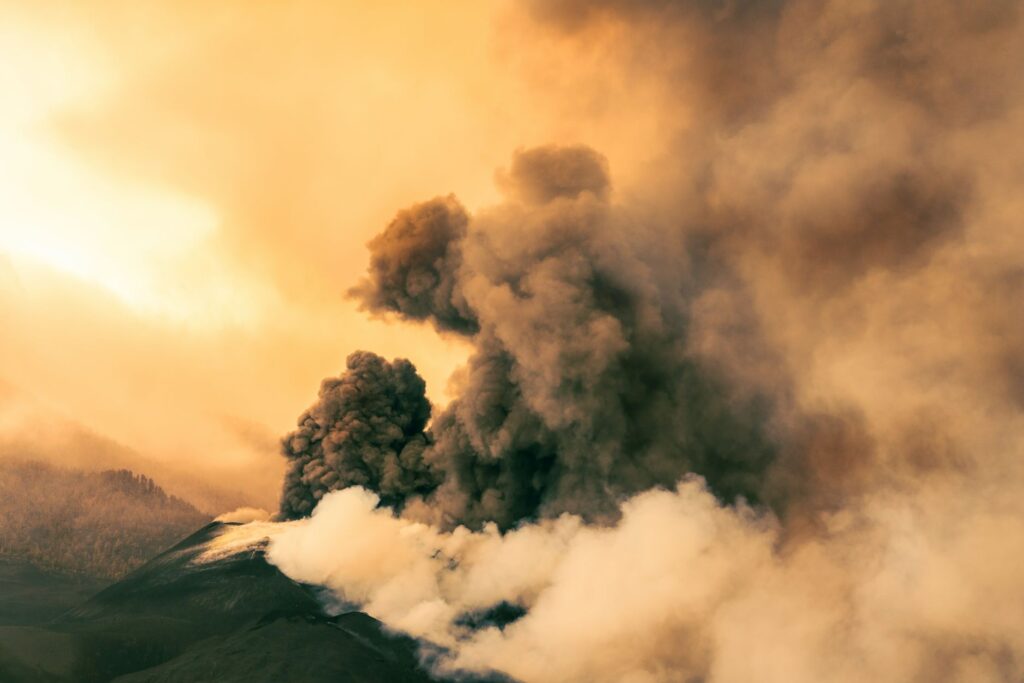Furia en el Anillo de Fuego: Cómo la erupción del Anak Krakatau transforma el pulso de los viajes en Indonesia