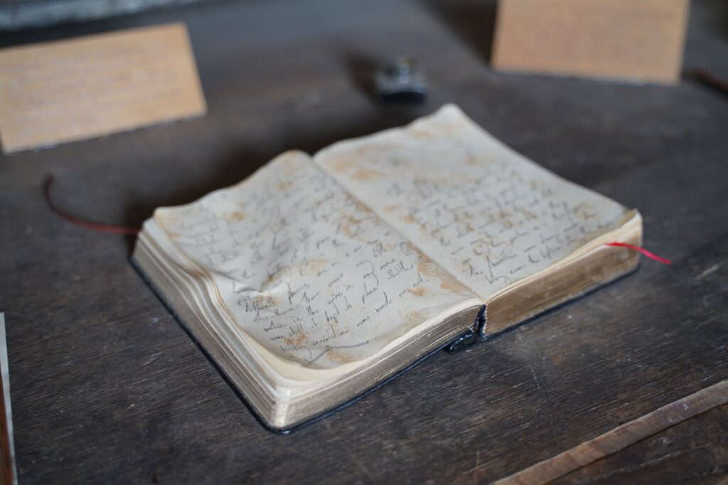 El Renacimiento de la Encuadernación Copta: Hilo, Pergamino y Memoria en los Monasterios del Alto Egipto