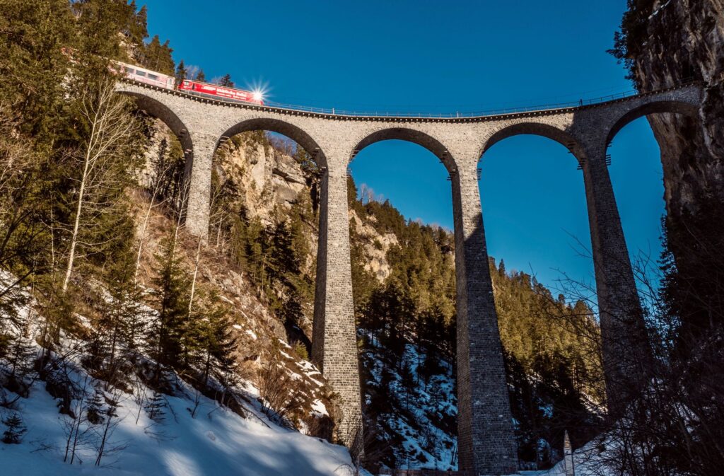 El Ferrocarril Bernina Express: Ingeniería de glaciares, logística alpina y la conectividad ferroviaria entre Suiza e Italia