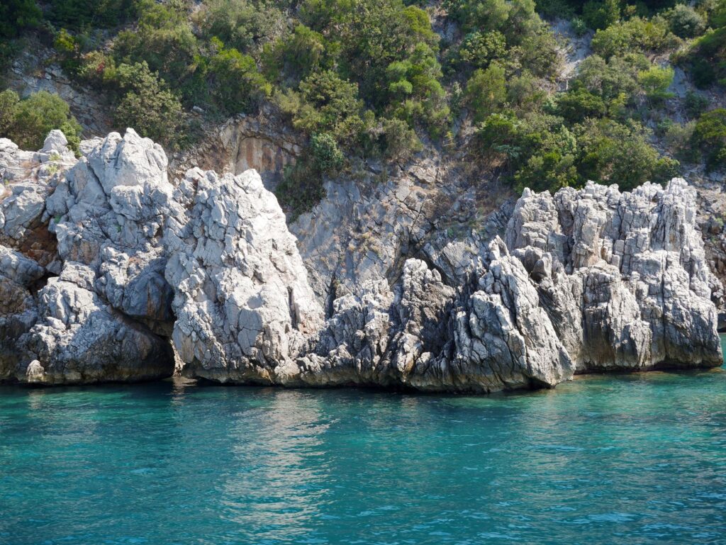 El latido de los funiculares de la colina de Cassis: Ingeniería de contrapesos de agua y la memoria anfibia del Mediterráneo provenzal