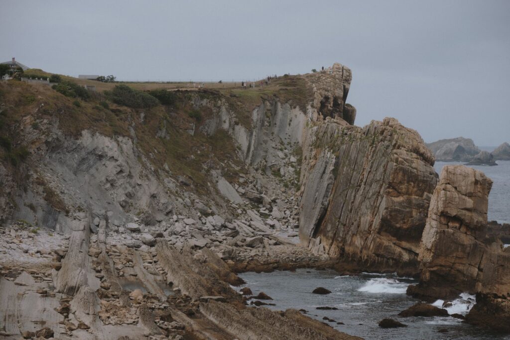 El refugio del rebeco en los paredones de la cordillera Cantábrica: ecología rupícola y conservación en los altos macizos de Asturias