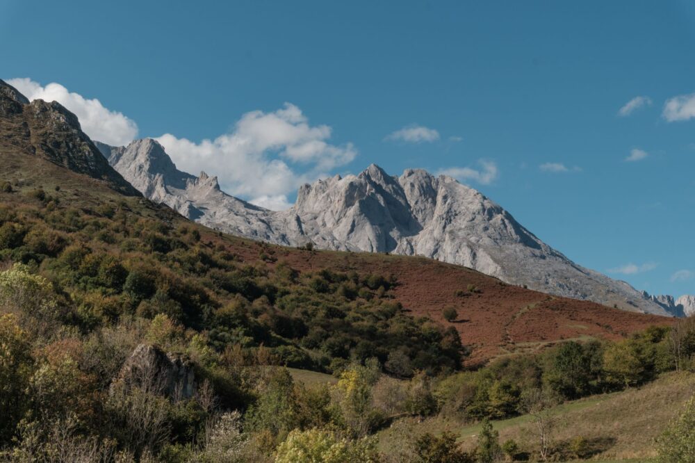 El Desafío de la Senda de los Picos de Europa: Guía de Expedición y Travesía por el Macizo de Cornión y los Urrieles
