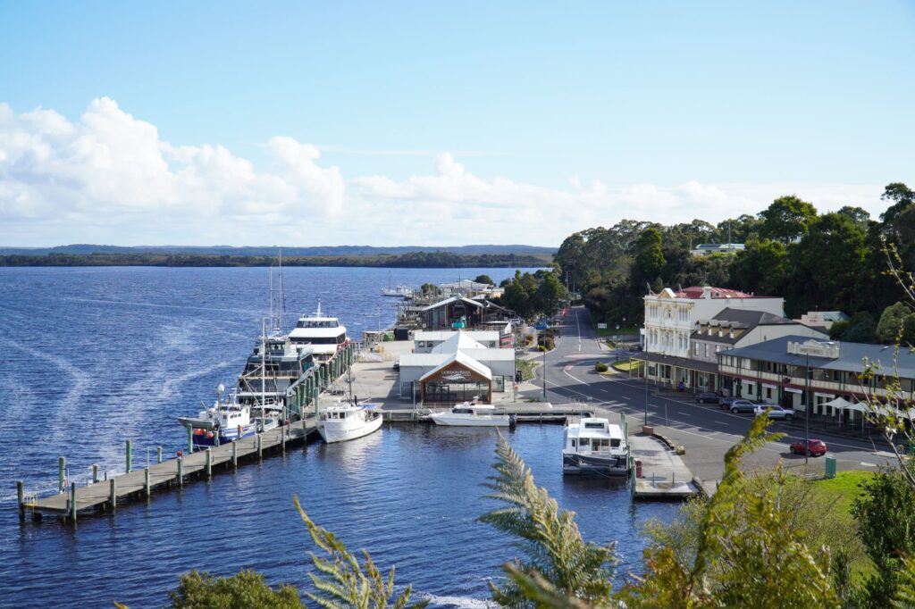 El latido intermodal de la región de los fiordos de Tasmania: Veleros de cabotaje, carreteras forestales y la frágil conectividad de la costa occidental australiana