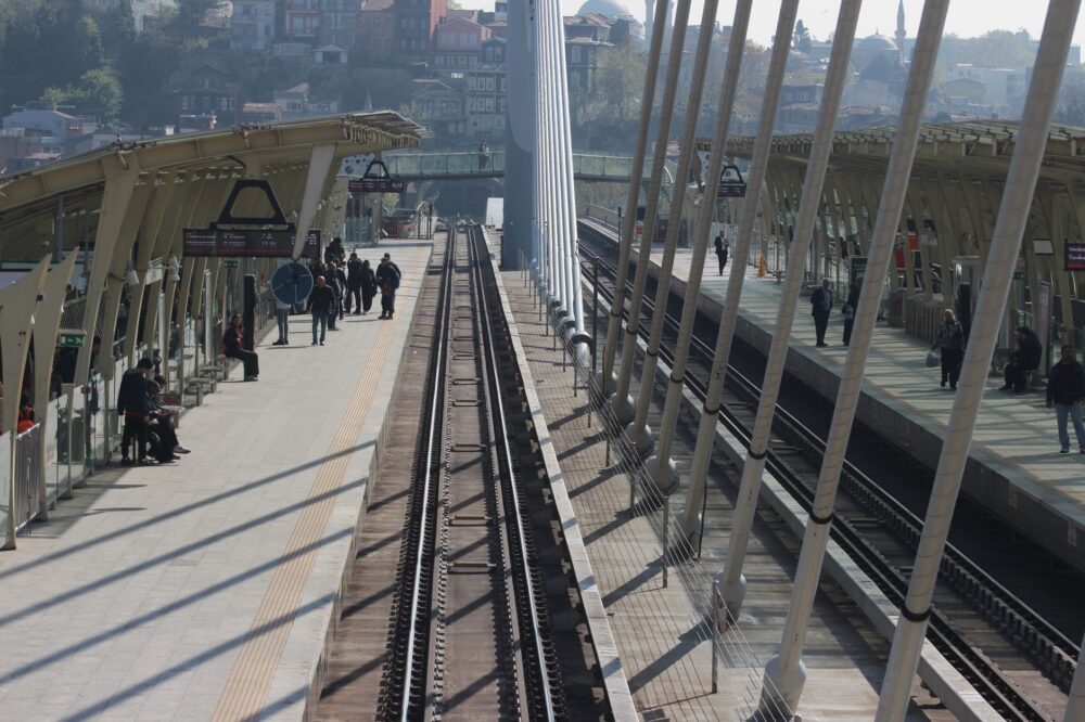 El arco de acero sobre el Bósforo: radiografía de la conectividad ferroviaria y los nuevos enlaces transcontinentales de Estambul