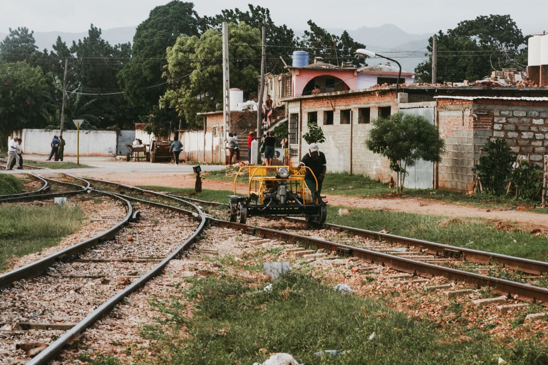 El latido de las vías métricas: ingeniería colonial y conectividad ferroviaria en el corazón de la sabana de Benín