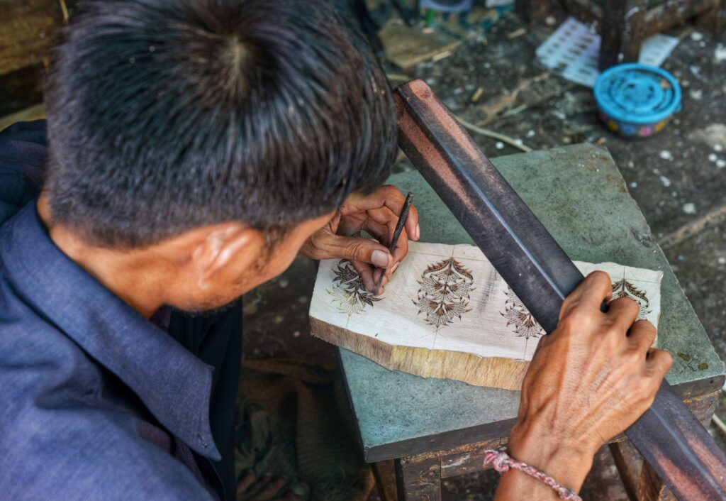 El Renacimiento de la Estampa en Madera: Gubia, Veta y Memoria en los Talleres de Kioto