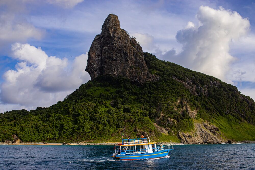 El laberinto intermodal del archipiélago de Fernando de Noronha: catamaranes de alta velocidad, vuelos de aproximación y la frágil conectividad de un santuario atlántico