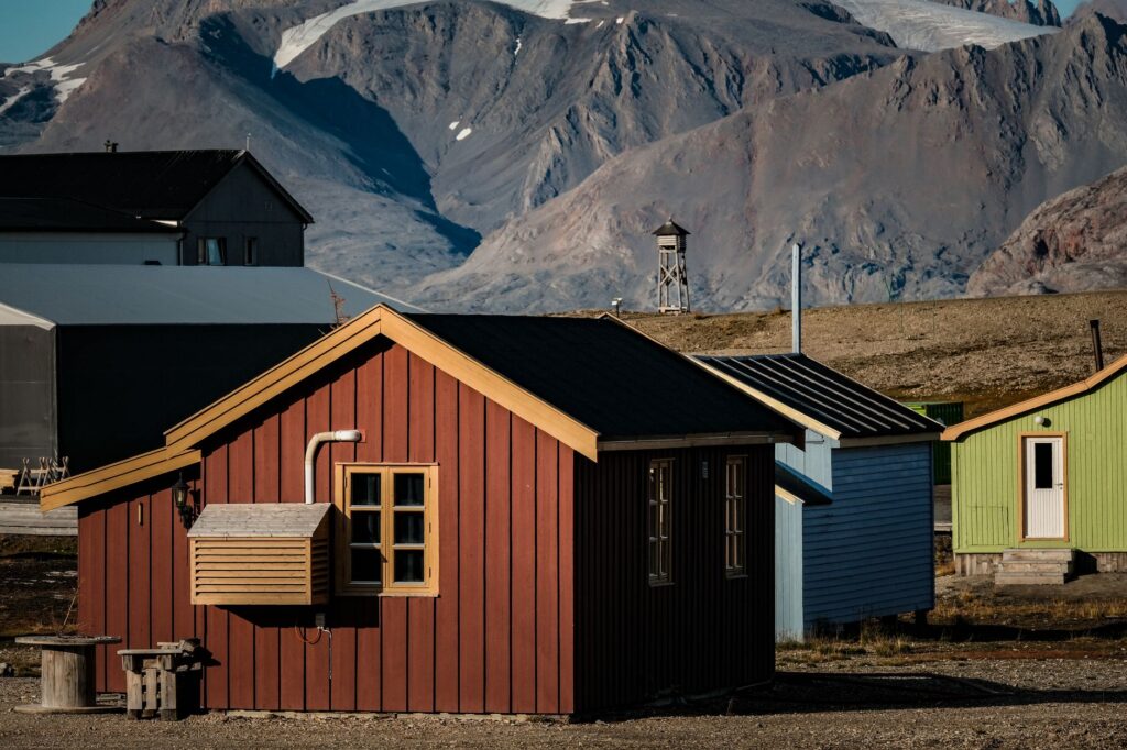 El laberinto aéreo del archipiélago de Svalbard: aeronaves de ventisca, pistas de permafrost y la frágil conectividad del paralelo 78